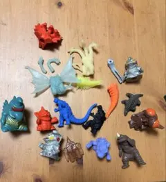 ゴジラ　キングギドラ　フィギュア　レトロ　ガチャのサムネイル