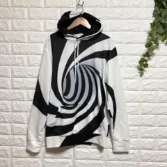【デヴィンドゥ】（L）トルネード柄パーカー フード　モノトーン うずまき
