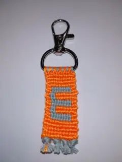 ハンドメイドミサンガイニシャルキーホルダー　E