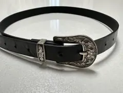 装飾的な銀色バックルのベルト