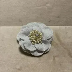 シルバー系のコサージュ