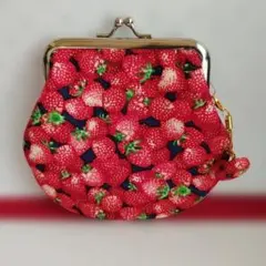 ハンドメイドの口金ポーチ、いちご柄、底丸型、口金10センチ、同柄くるみボタン付き