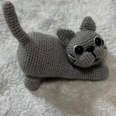 薄いグレーの猫型あみぐるみ