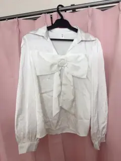 リボン付きホワイト長袖ブラウス