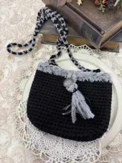 かぎ針編みの黒灰色ポシェット