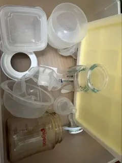 哺乳瓶用消毒ケースとベビー用品セット