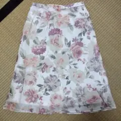 インディビ　フラワープリント フレアスカート ホワイト