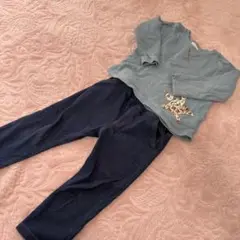 青色トップスと濃紺パンツのセット