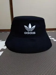 adidasバケットハット