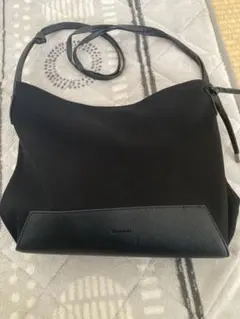 シンプルな黒のショルダーバッグ