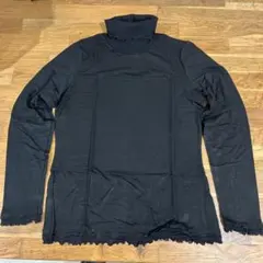 フリル付きタートルネック ブラック トップス