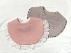 レースとボンボンブレードの縁飾りスタイ2枚set ハンドメイド