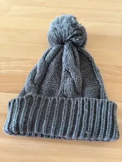 グレー ポンポン付き ニット帽