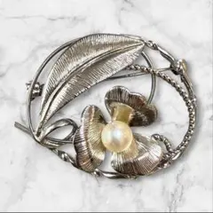 ブローチ　コサージュ　シルバー 花と葉のデザイン パール風　華やか 花