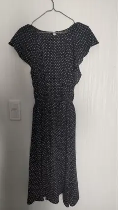 GU黒に白の水玉模様ワンピース