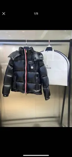 Moncler 黒いダウンジャケット フード付き