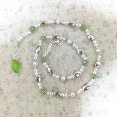 B182　ビーズ✿ネックレス　パールビーズとお花のネックレス　グリーン