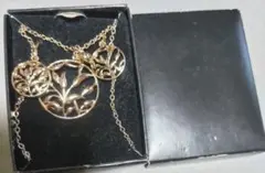 植物モチーフ ゴールドネックレス　ピアスのセット