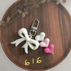 【No.616】ホワイトリボン型キーホルダー/♡3連チャーム(ピンクカラー系)