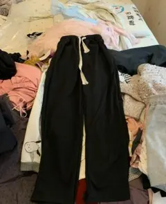 黒いストレートジャージパンツ