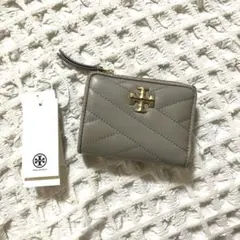 トリーバーチ　二つ折り財布　キルティング　グレージュのサムネイル