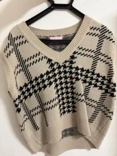 ベージュと黒のチェック柄ニットベスト F