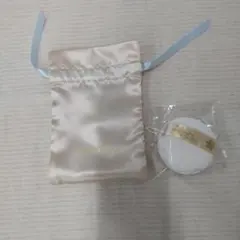 □ Snow Beauty パフとクリーム色の袋のサムネイル