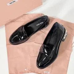 美品 miu miu ミュウミュウ エナメルレザー ローファー ブラック ビジュのサムネイル
