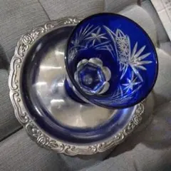 青色ガラスカップと金属皿のセット