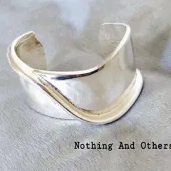 ナッシングアンドアザーズ　Waveline Bangle バングル