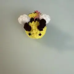 蜂の形のキーホルダー