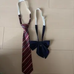 赤と白のストライプネクタイとネイビーリボン