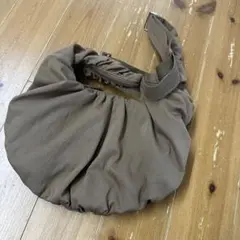 (ジーユー)ダンプリングバッグ BROWN