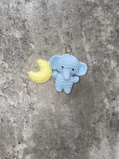 水色の象のあみぐるみと月のキーホルダー