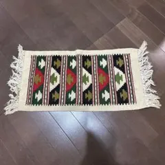 幾何学模様の多色ラグ