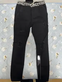 黒のダメージジーンズ