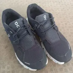 On ブラックー ランニングシューズ
