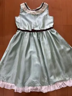 エメラルドグリーンのドレス