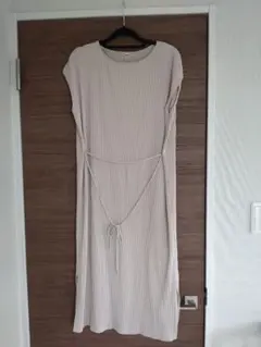 ユニクロ　ノースリーブワンピース ベージュ
