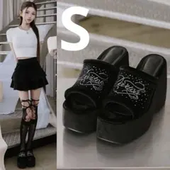 ダーリッチ　ベロアロゴビジューサンダル　ブラック