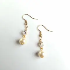 №712・しずくピアス・ガラスストーンピアス