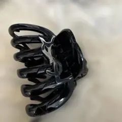 新品☆ skims ロゴ ミニ ヘアクリップ - メルカリ