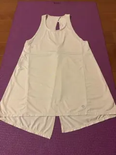 美品「SUKALA ヨガタンクトップ 体型カバー LAVA」