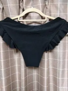フリル付き黒ビキニボードショーツ