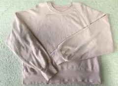 淡いピンクの長袖トレーナー