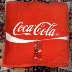 Coca-Cola ロゴ入りタオル とミニミニボトルチャーム2個セット
