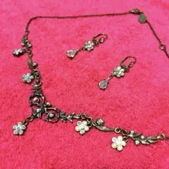 美品！【ミハエルネグリン】アンティーク調ピアス&ネックレスセットのサムネイル
