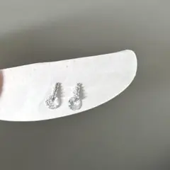 クリスタル ドロップ型ピアス
