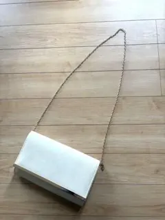 ホワイト クラッチバッグ ゴールドチェーン