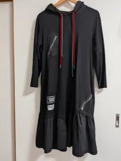 フード付きブラックひざ丈ワンピース